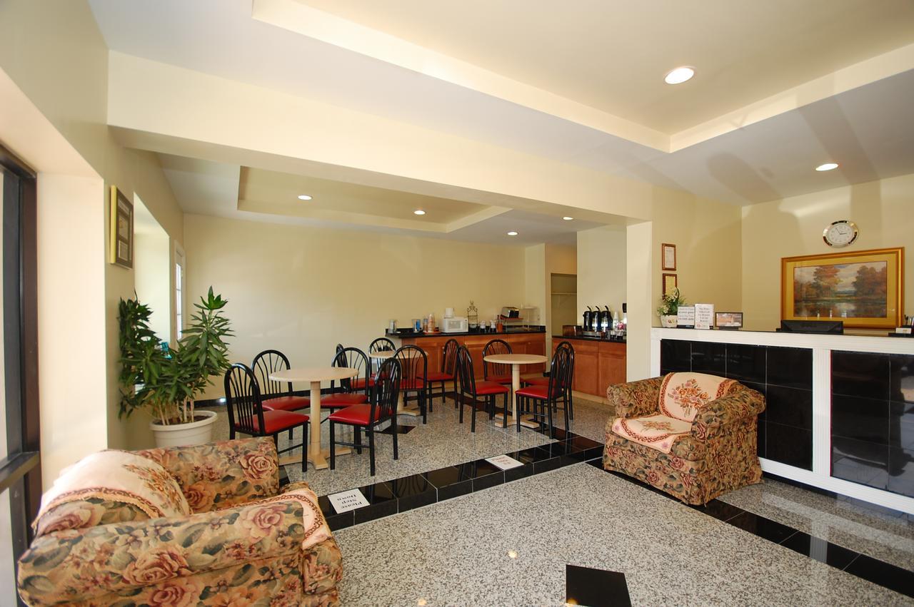 Millville Motorsports Inn And Suites Интерьер фото